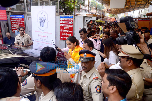 deepika padukone snapped visiting the siddhivinayak temple 4