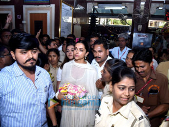 Deepika Padukone snapped visiting the Siddhivinayak temple