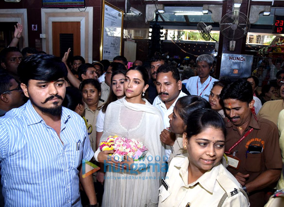 deepika padukone snapped visiting the siddhivinayak temple 8