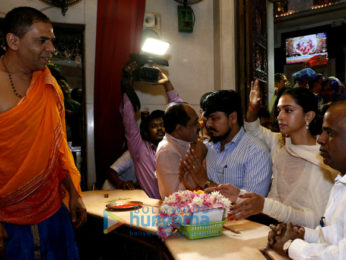 Deepika Padukone snapped visiting the Siddhivinayak temple