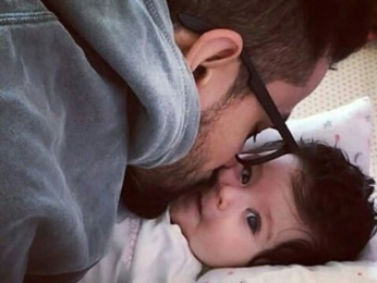 Don’t miss this adorable image of Kunal Kemmu kissing his daughter Inaaya Don’t miss this adorable image of Kunal Kemmu kissing his daughter Inaaya
