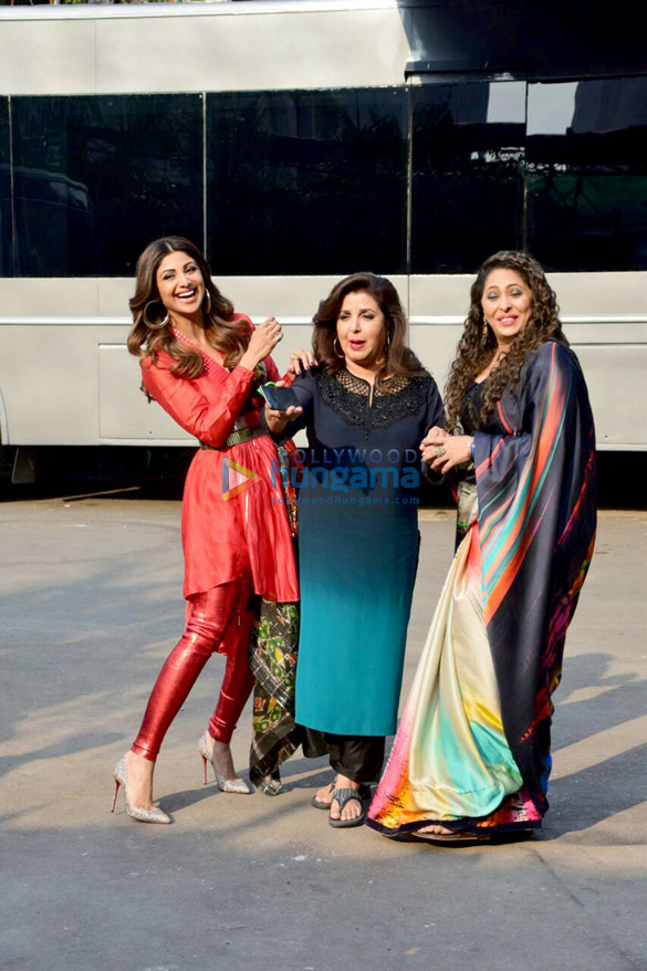 farah khan with shilpa shetty on the sets of super dancer 2 5