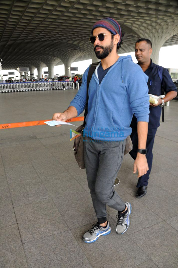 farhan akhtar zareen khan and kackky bhagnani snapped at the airport 4
