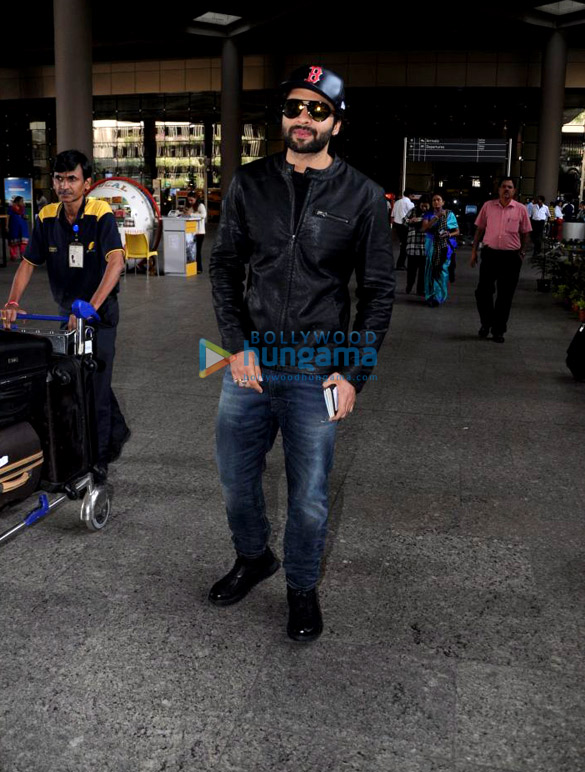 farhan akhtar zareen khan and kackky bhagnani snapped at the airport 6