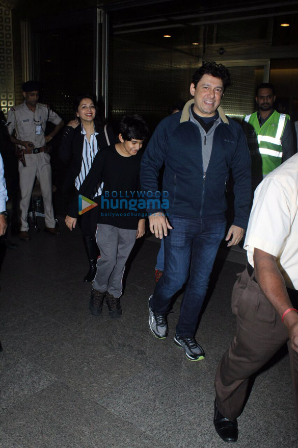 farhan akhtar zareen khan and others snapped at the airport1 2