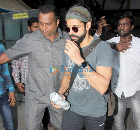 farhan akhtar snapped at otters club 1 2