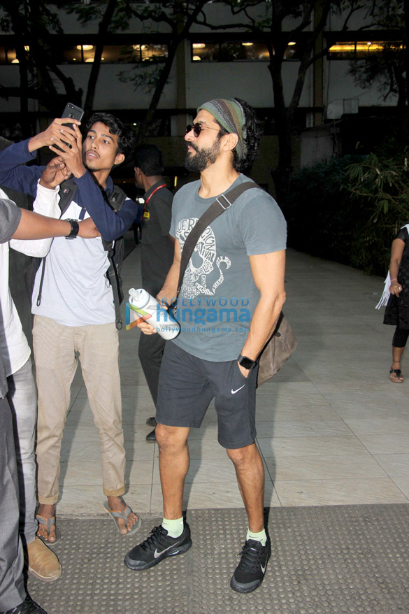 farhan akhtar snapped at otters club 4 2