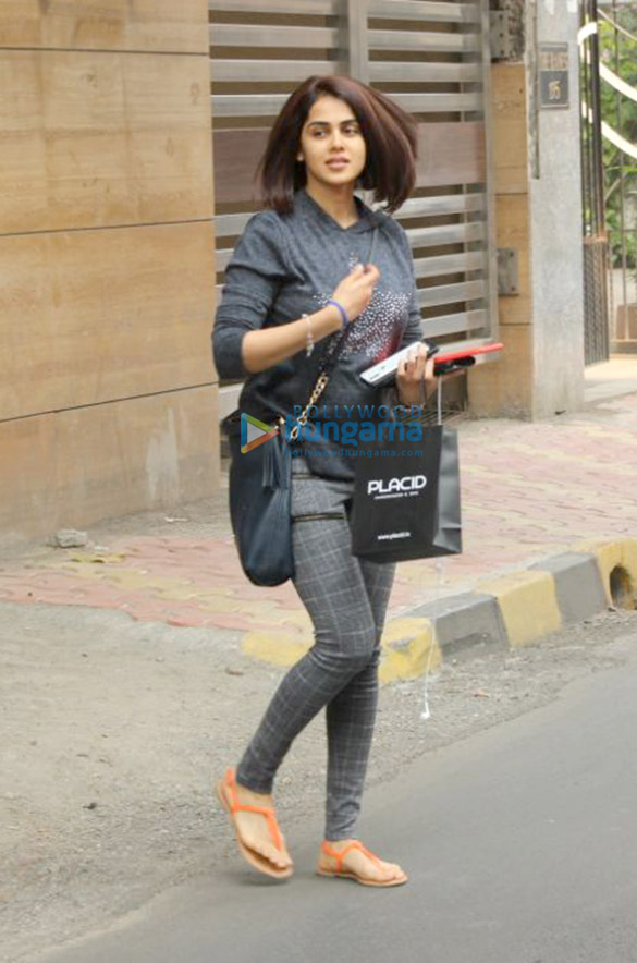 genelia dsouza spotted after salon session 6