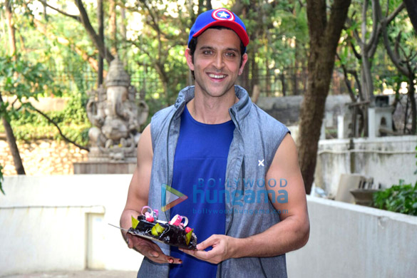 hrithik roshan celebrates his 43rd birthday with the media 2