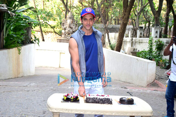 hrithik roshan celebrates his 43rd birthday with the media 5