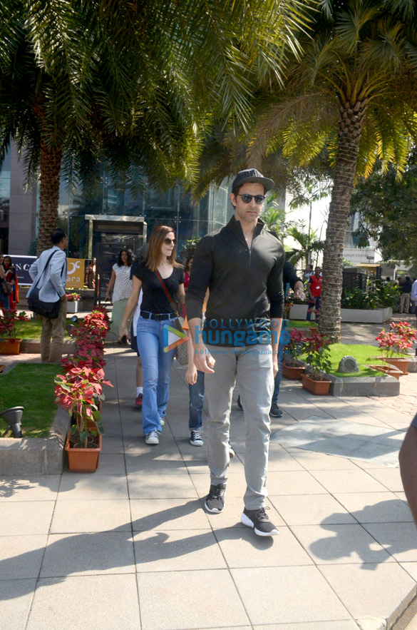 hrithik roshan snapped with family at bkc 3