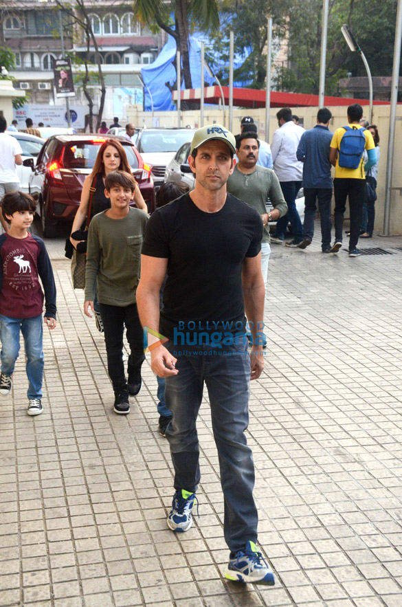 hrithik roshan snapped with family at pvr juhu 1