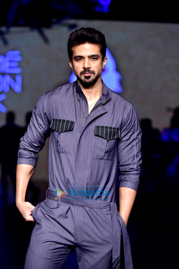 huma qureshi and saqib saleem walk the ramp at the lakme fashion week 3