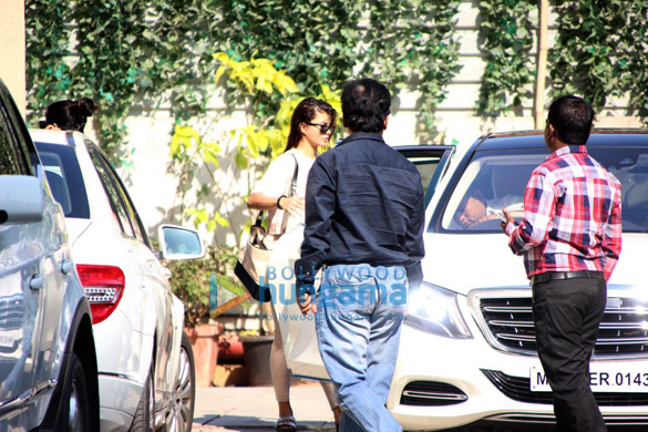 jacqueline fernandez spotted at bandra 1