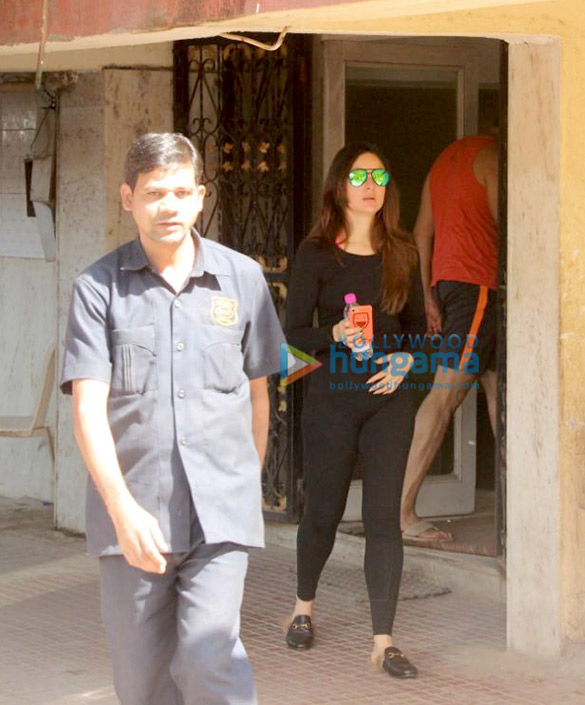kareena kapoor khan snapped outside her gym 1 2
