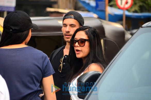 krishna shroff spotted with her boyfriend in bandra 5