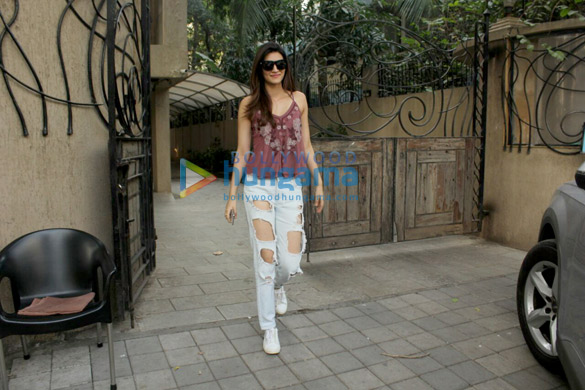 kriti sanon and harshwardhan kapoor snapped at b blunt in juhu 2