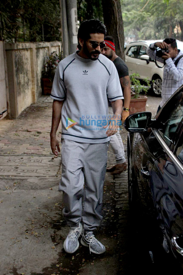 kriti sanon and harshwardhan kapoor snapped at b blunt in juhu 4
