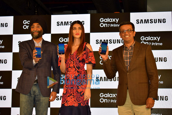 kriti sanon launches samsung galaxy on7 prime 6