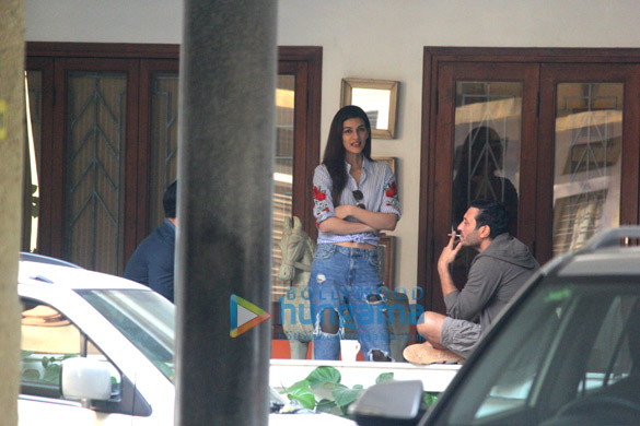 Kriti Sanon spotted at Maddock Films office in Khar Kriti Sanon spotted at Maddock Films office in Khar