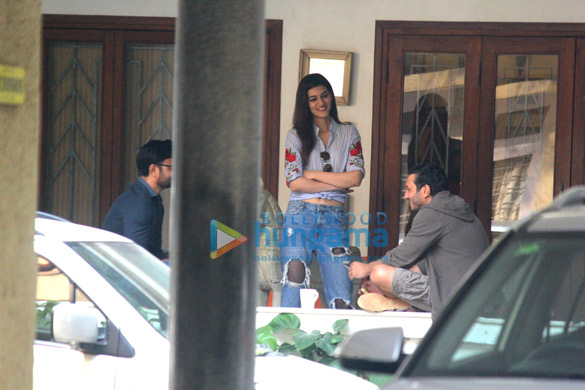 kriti sanon spotted at maddock flims office in khar 3