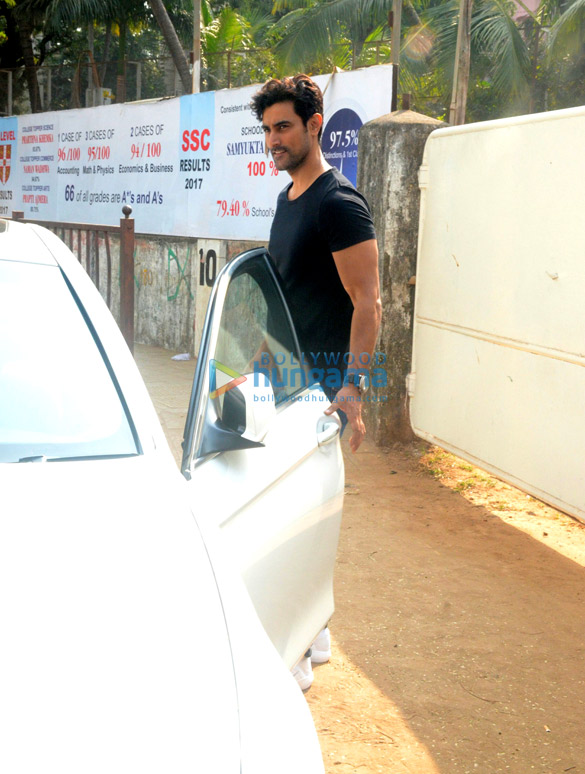 kunal kapoor and nidhhi agerwal snapped in juhu 5