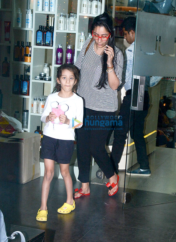 manyata dutt snapped with her daughter at a salon 1