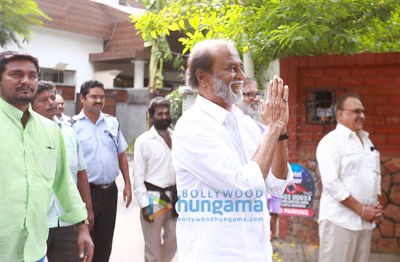 megastar rajinikanth meets his fans outside his house for new year 2