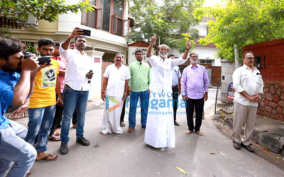 megastar rajinikanth meets his fans outside his house for new year 4