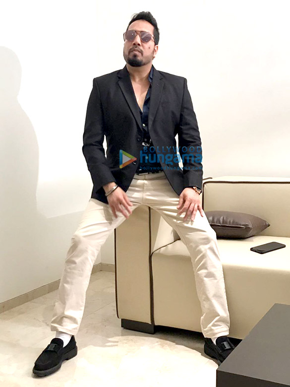 mika singh at the press meet for the success of song aaja sohniye 1
