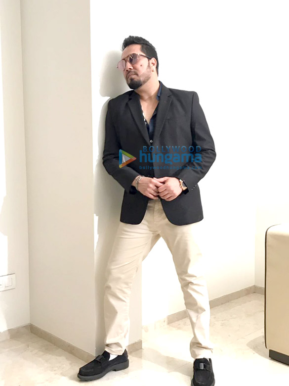 mika singh at the press meet for the success of song aaja sohniye 5