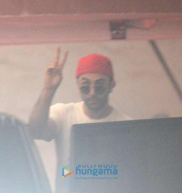 ranbir kapoor spotted at ayan mukerjis office 3