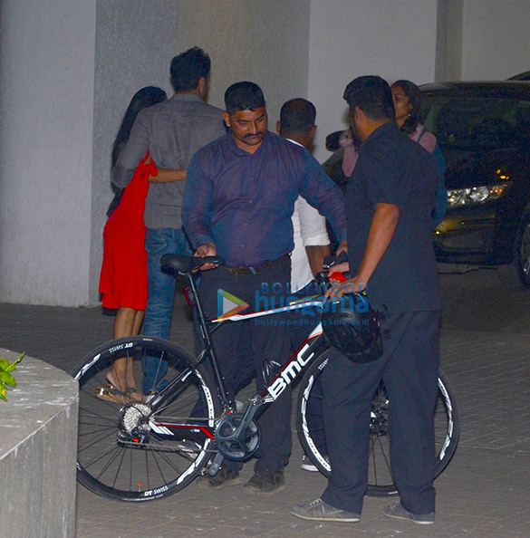 ranbir kapoor takes cycle ride to home after movie shoot 1