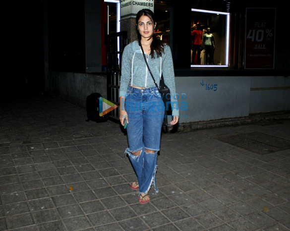 rhea chakraborty spotted at ramesh toranis office in khar 2