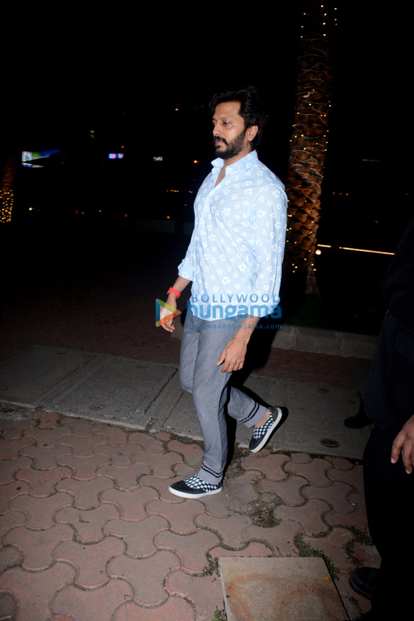 riteish deshmukh spotted at bkc with friends 3