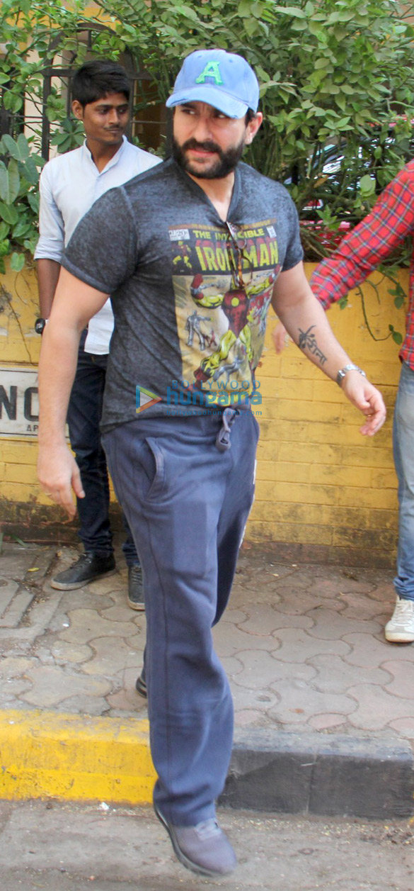 saif ali khan spotted after a dubbing session in bandra 5