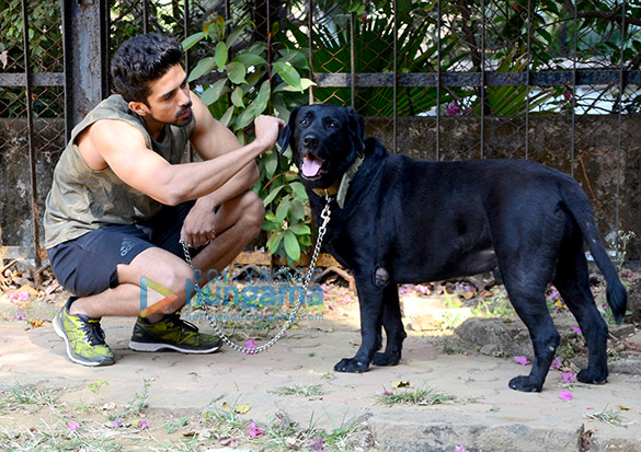 saqib saleem spotted in bandra with his dog 5