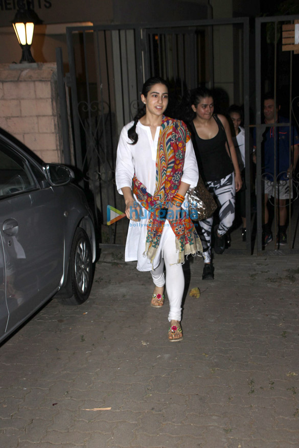 sara ali khan snapped in mumbai 4 4