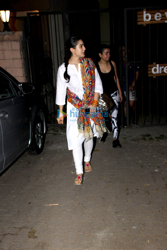 sara ali khan snapped in mumbai 5 4
