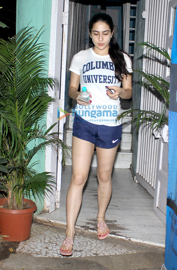 sara ali khan spotted after yoga session in bandra 4