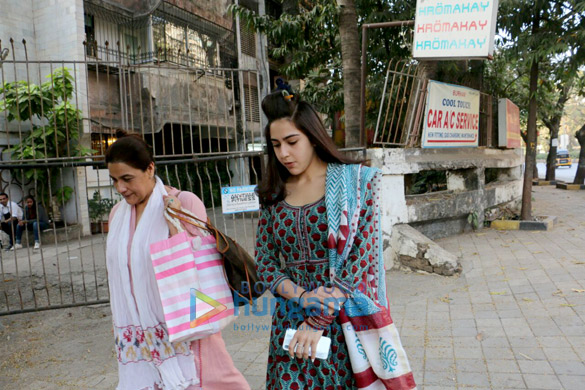 sara ali khan spotted with mother amrita singh at kromakay saloon in juhu 2
