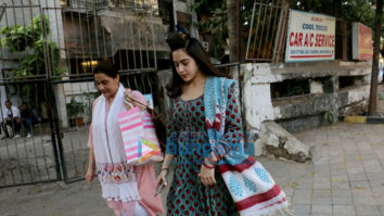 Sara Ali Khan spotted with mother Amrita Singh at Kromakay salon in Juhu