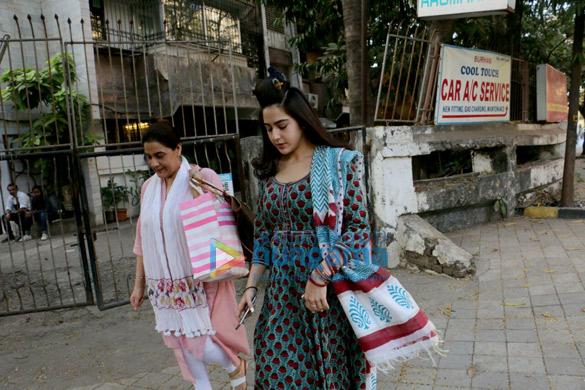 Sara Ali Khan spotted with mother Amrita Singh at Kromakay salon in Juhu Sara Ali Khan spotted with mother Amrita Singh at Kromakay salon in Juhu