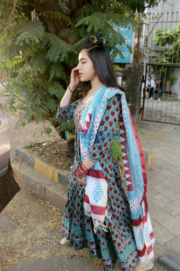 sara ali khan spotted with mother amrita singh at kromakay saloon in juhu 5