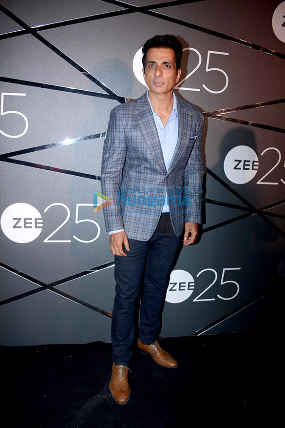 shah rukh khan akshay kumar deepika padukone and others attend a bash held to celebrate 25 years of zee network 17
