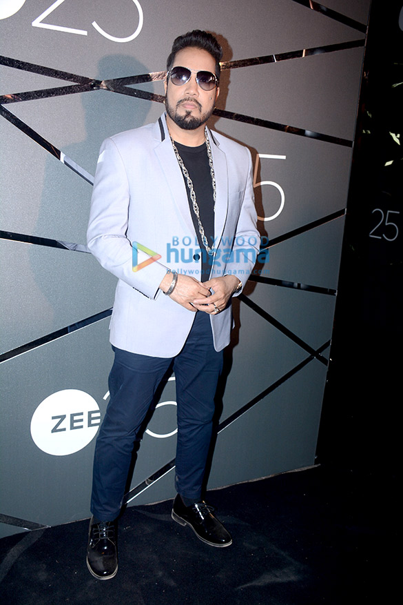 shah rukh khan akshay kumar deepika padukone and others attend a bash held to celebrate 25 years of zee network 47