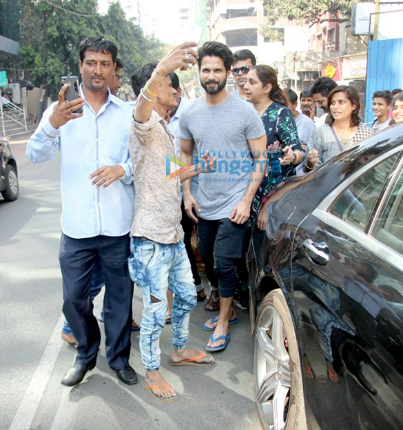 shahid kapoor and mira rajput snapped at farmers cafe in pali hill 4