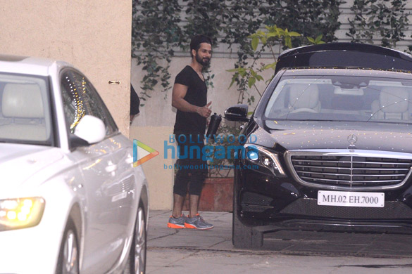 shahid kapoor snapped at the gym 5 3