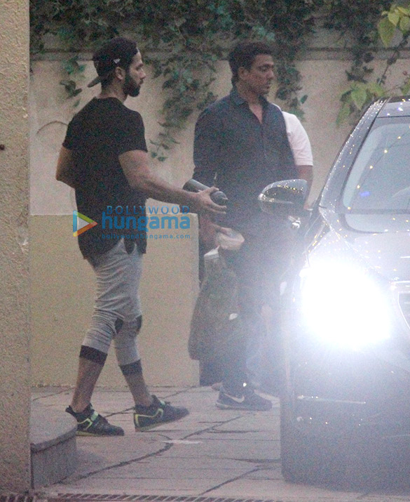 shahid kapoor spotted outside the gym 2