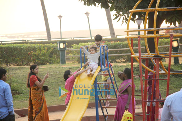 shahid kapoors wife mira rajput snapped with their daughter misha at joggets park in bandra 1